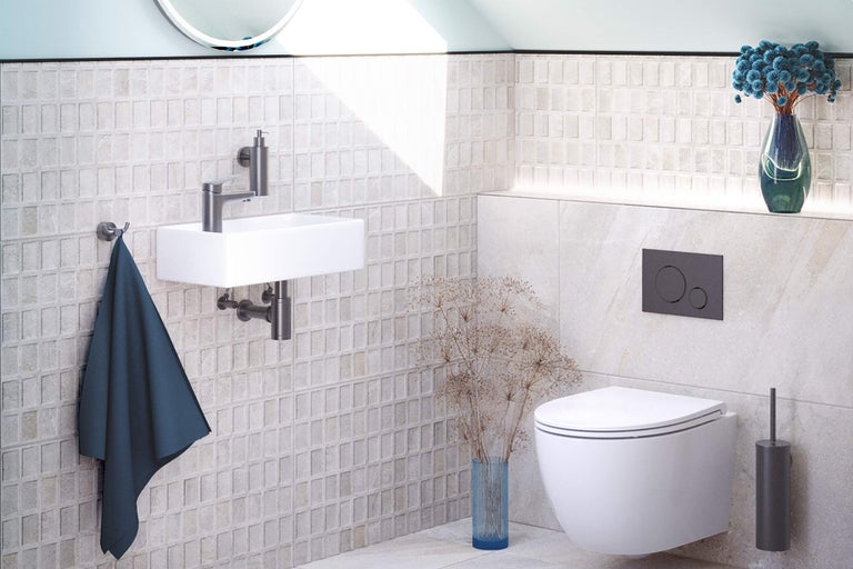 Lichte badkamer met wastafel, toilet en decoraties