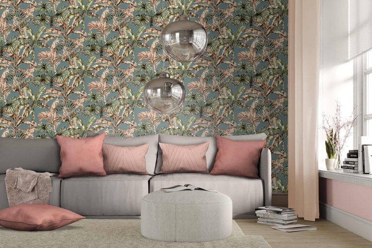 Woonkamer met bank, kruk, kussens, lampen en behang met palmmotief