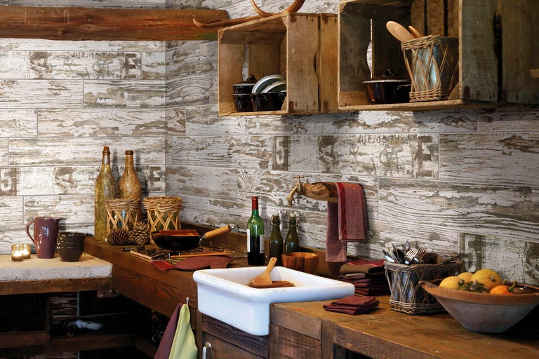 Keukenscène met houten kistenplanken en wandtegels in houtlook