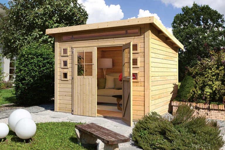 Houten tuinhuis met openstaande deuren en ramen