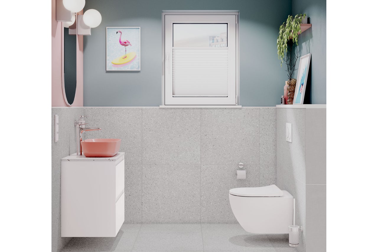 Moderne badkamer met wastafel, toilet en raam