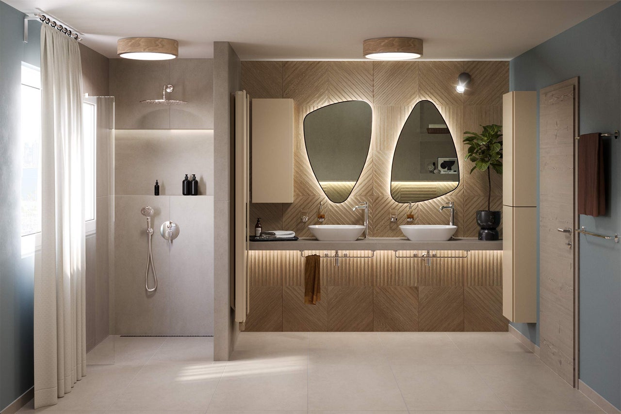 Lichte badkamer met douche, wastafels, spiegels en houten bekleding