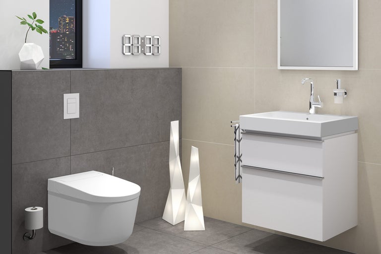 Moderne badkamer met toilet, wastafel en spiegel