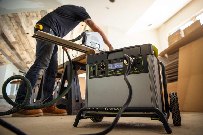 Goal Zero Yeti 3000X generator in gebruik met cirkelzaag