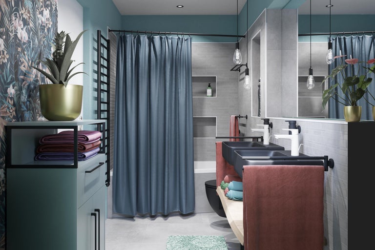 Badkamer met wastafels, handdoeken, plant en douchegordijn.