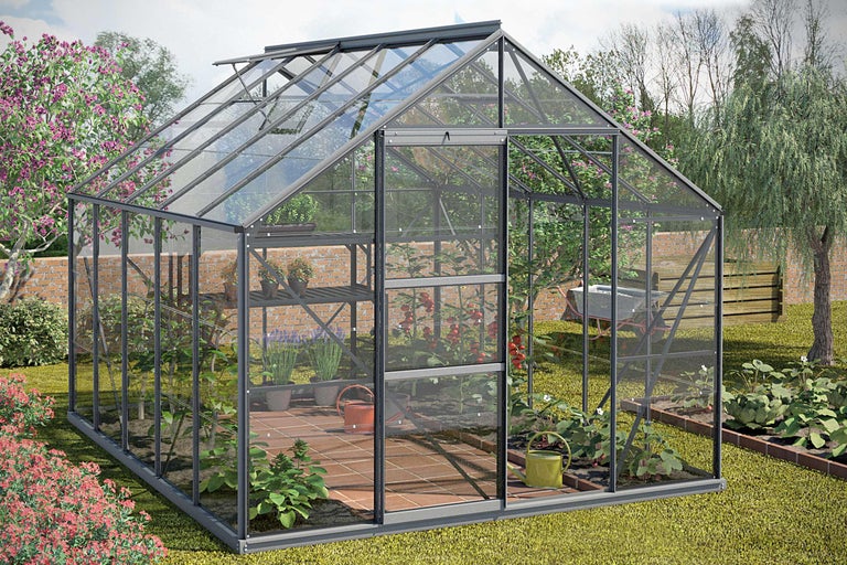 Kas met planten in de tuin.