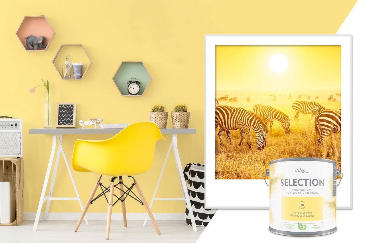 Woonkamer met gele muurverf, bureau en verfblik van StyleColor Selection