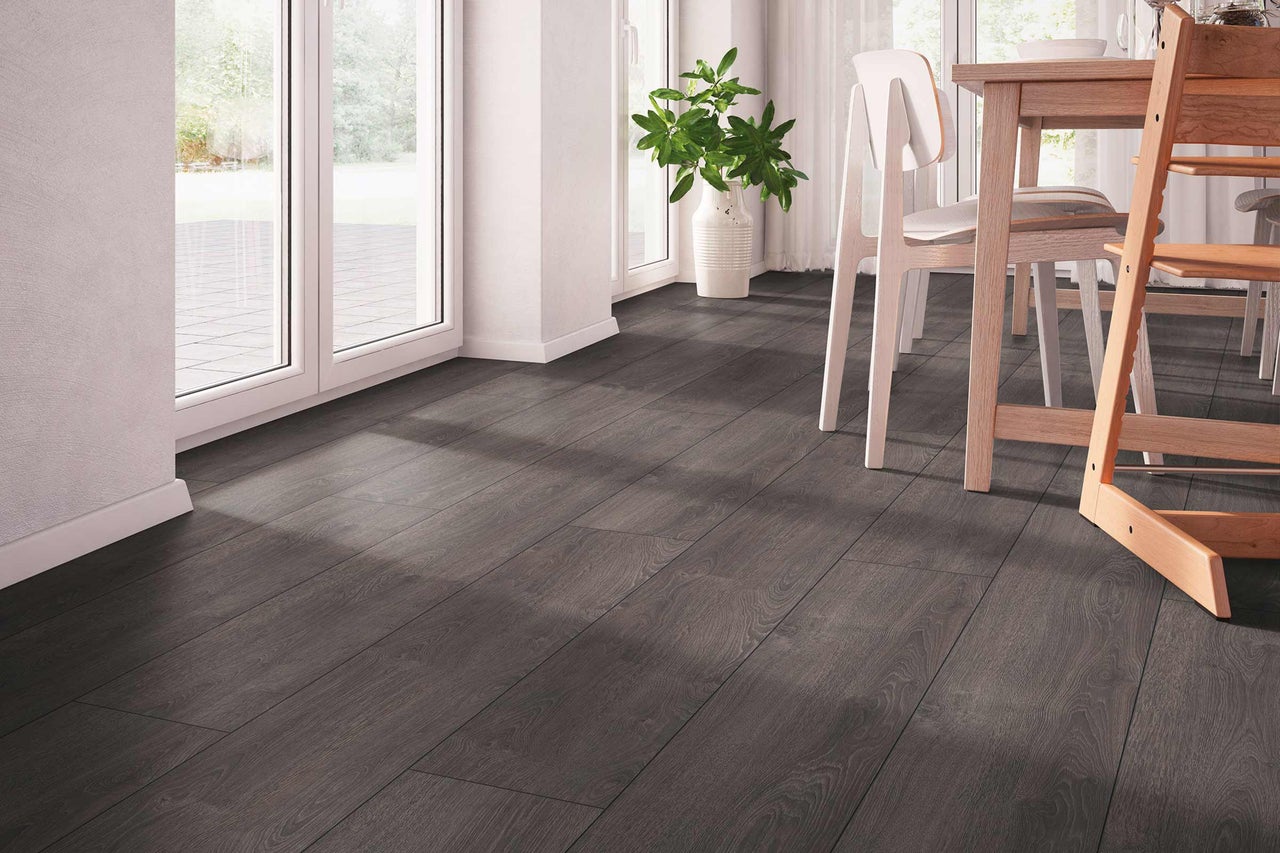 Interieur met laminaatvloer in houtlook, eettafel en stoelen