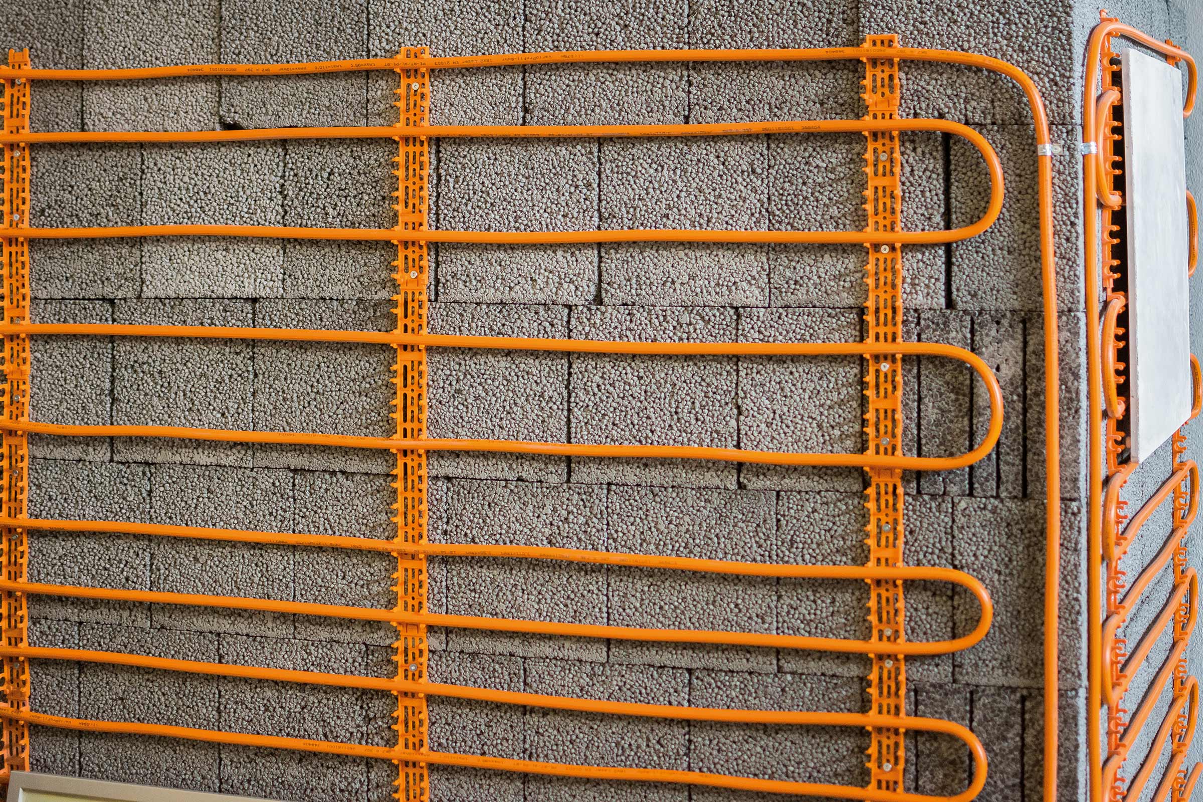 Wandverwarmingssysteem met montagerails op een muur