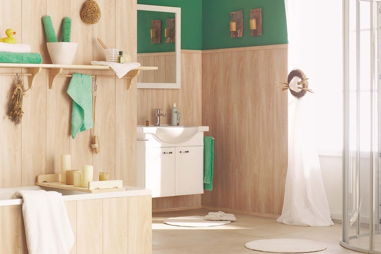 Badkamer met wastafel, spiegel en houten lambrisering