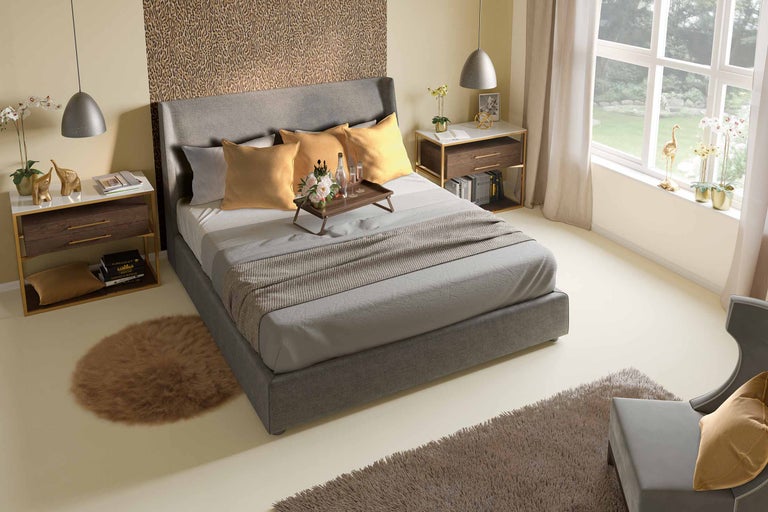 Slaapkamer met tweepersoonsbed, nachtkastjes en vloerkleden voor een gezellige sfeer.