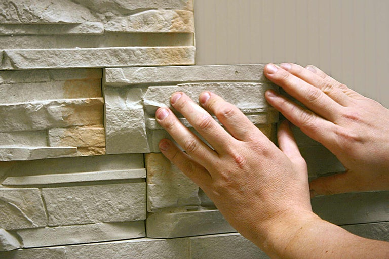 Installatie van decoratieve stenen binnenshuis.