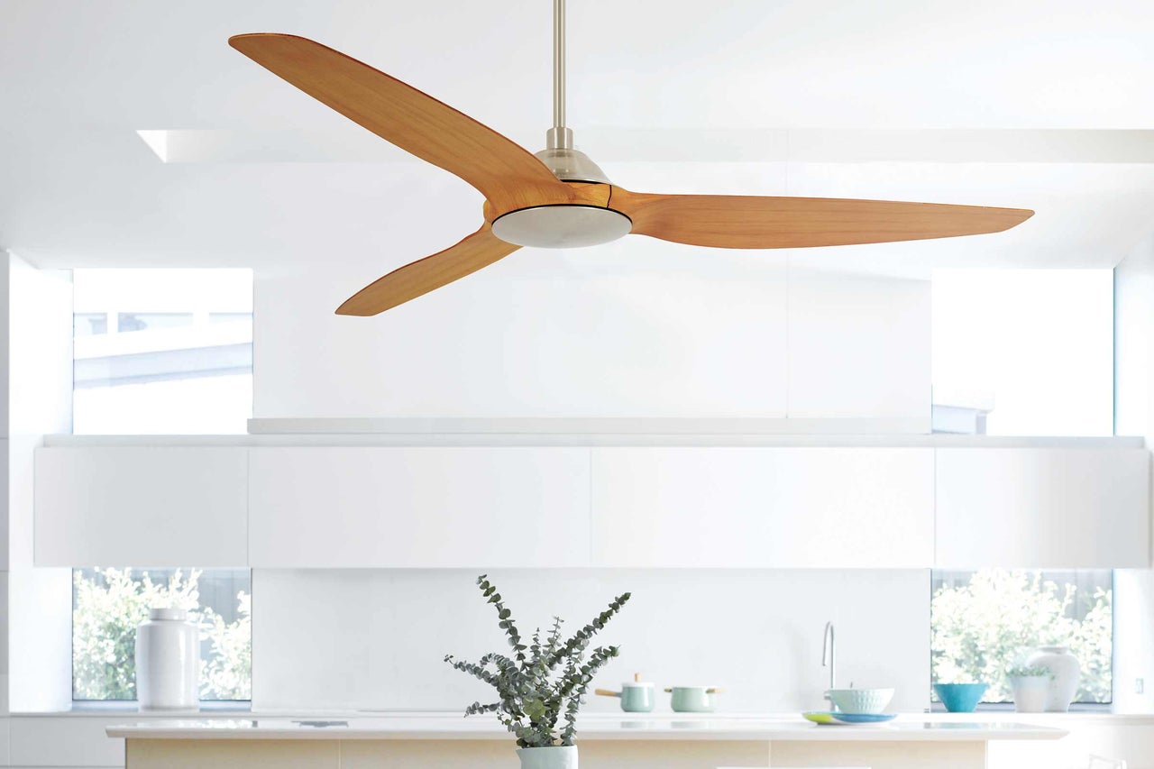Plafondventilator met drie houten bladen in een moderne keukenomgeving.