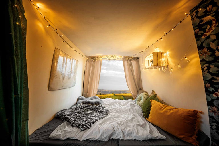 Slaapkamer met bed, decoratie en uitzicht op het landschap