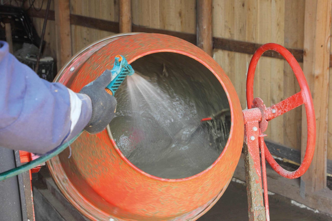 Betonmolen wordt schoongemaakt met water