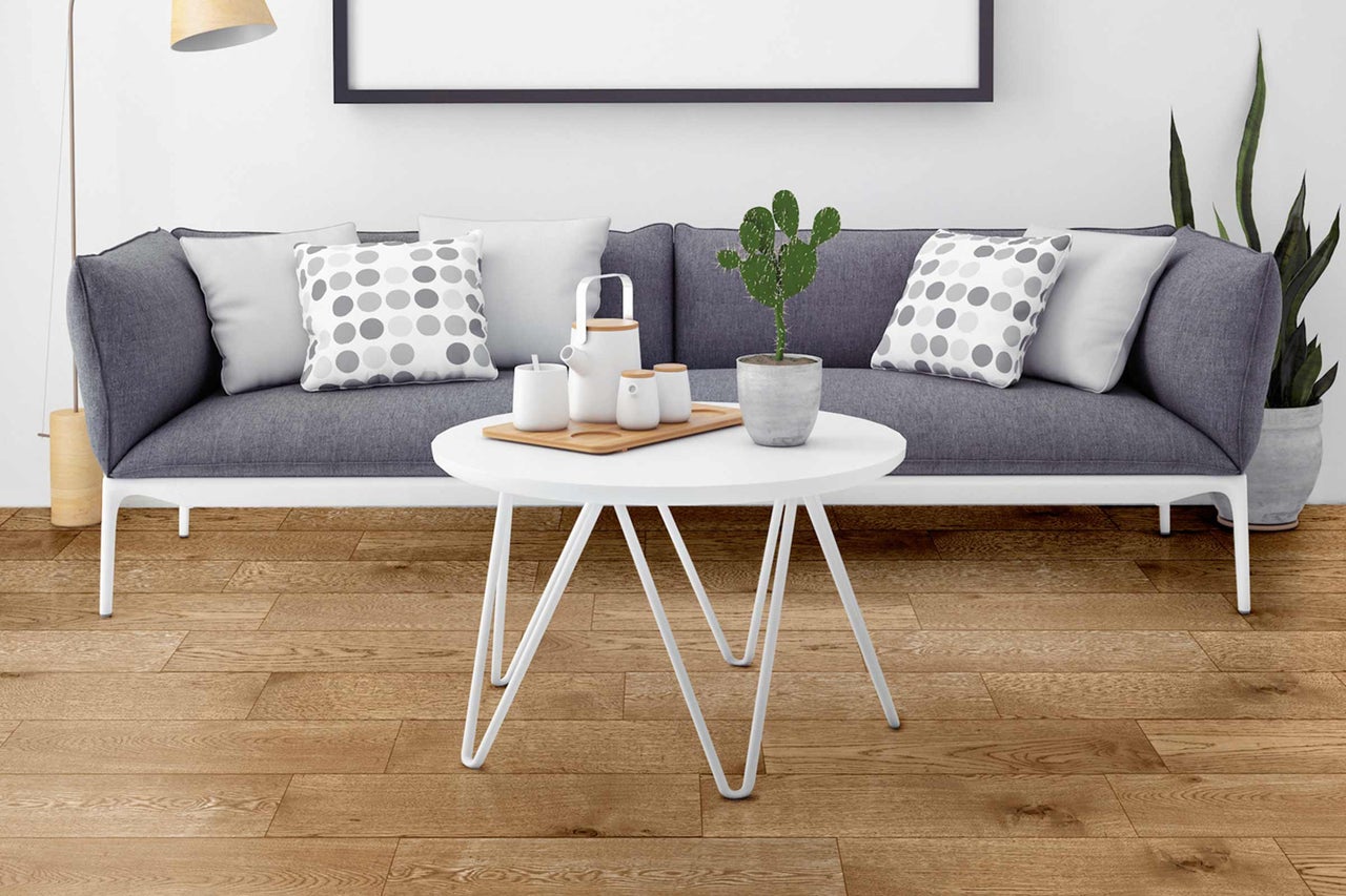Woonkamer met bank, salontafel en decoratie