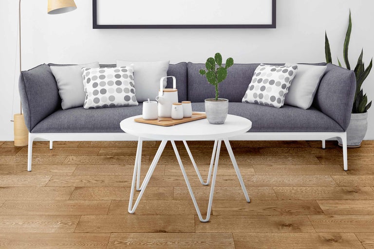 Woonkamer met bank, salontafel en decoratie