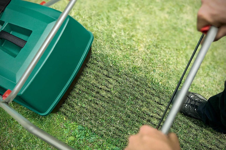 Tuinapparaat voor gazononderhoud in gebruik op een gazon.