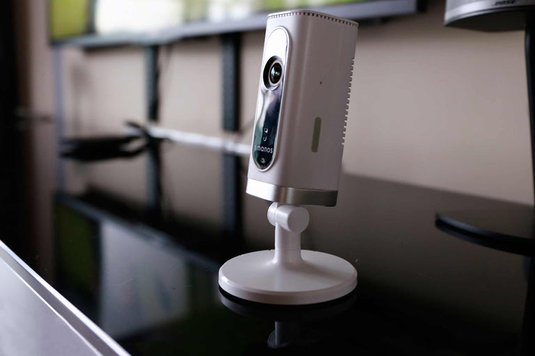 Smanos bewakingscamera met voetstuk op een tafel