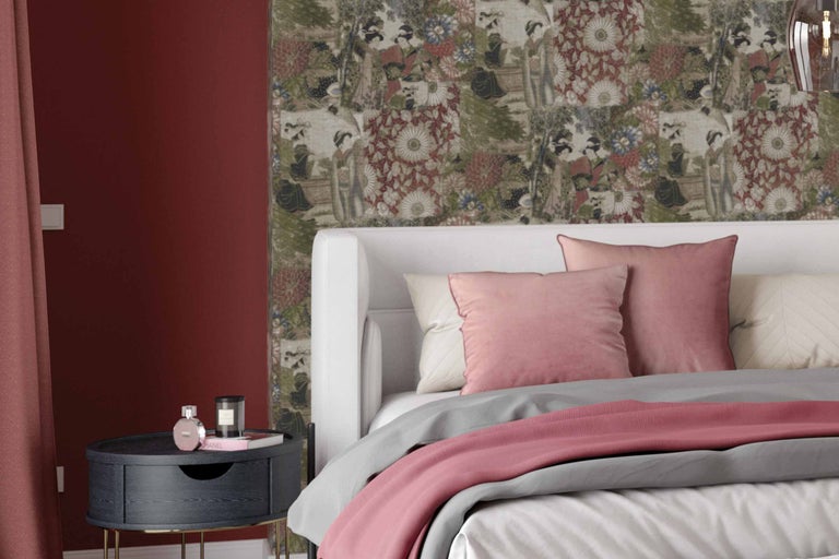 Slaapkamer met bed, nachtkastje en behang met motief