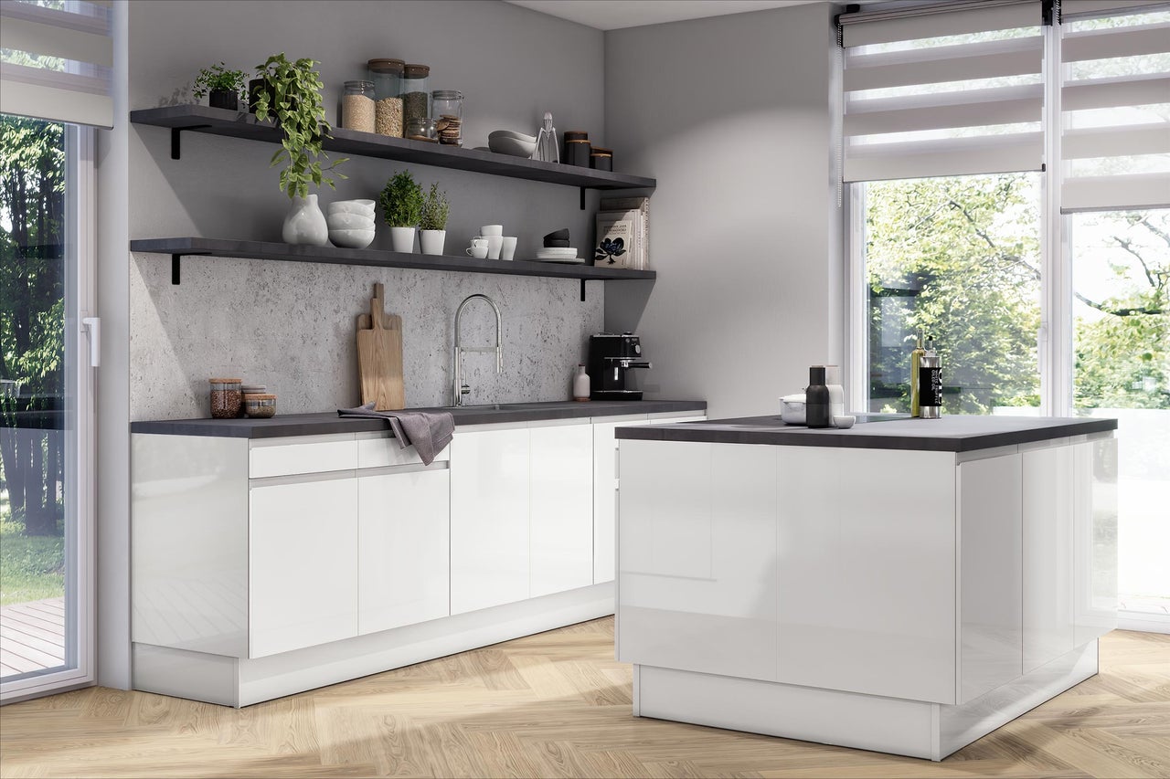 Moderne witte hoogglans keuken met kookeiland, donkergrijze werkbladen en wandplanken. Lichte houten vloer in visgraatpatroon en grote ramen.