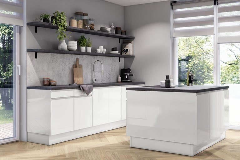 Moderne witte hoogglans keuken met kookeiland, donkergrijze werkbladen en wandplanken. Lichte houten vloer in visgraatpatroon en grote ramen.