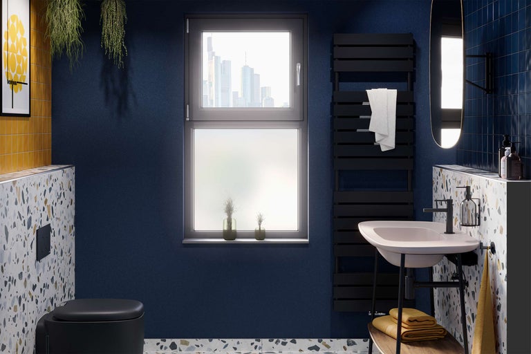 Moderne badkamer met toilet, wastafel, handdoekradiator en raam