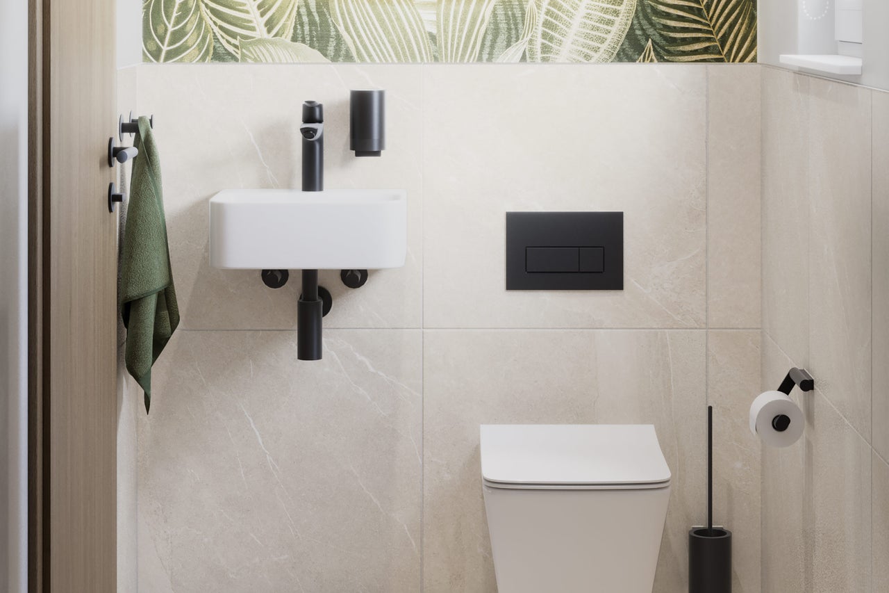 Modern gastentoilet met wit hangtoilet, kleine wastafel, zwarte kranen en beige wandtegels met marmerlook.
