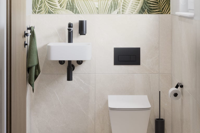 Modern gastentoilet met wit hangtoilet, kleine wastafel, zwarte kranen en beige wandtegels met marmerlook.