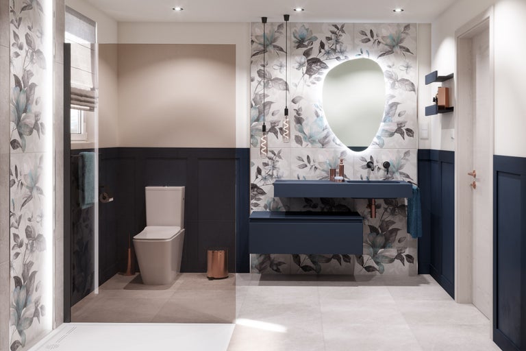 Moderne badkamer met toilet, wastafel, spiegel met verlichting en bloemenprints tegels