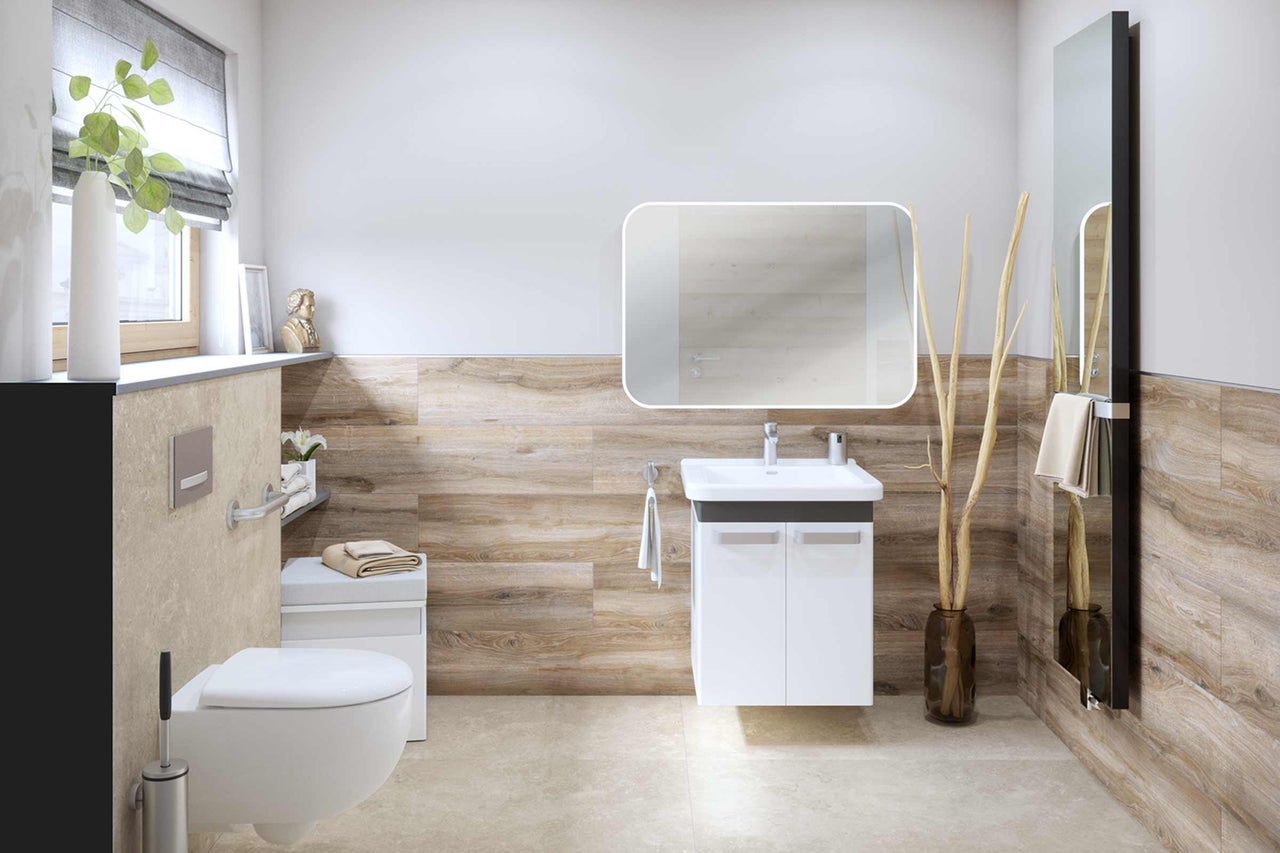 Lichte badkamer met wastafel, spiegel, toilet en tegels met houtlook voor een vriendelijke sfeer.