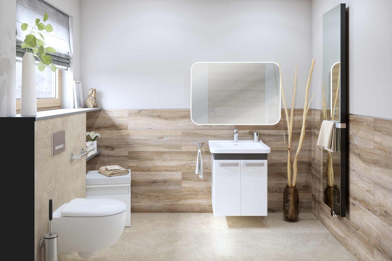 Lichte badkamer met wastafel, spiegel, toilet en tegels met houtlook voor een vriendelijke sfeer.