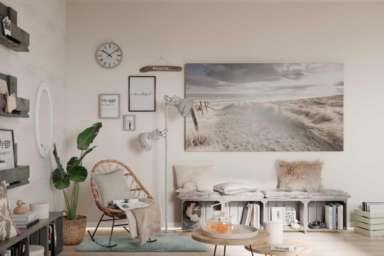 Woonkamer met rotan stoel, vloerlamp, wandklok en decoraties