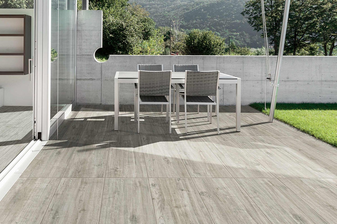 Terras met houten planken en tuintafelgroep