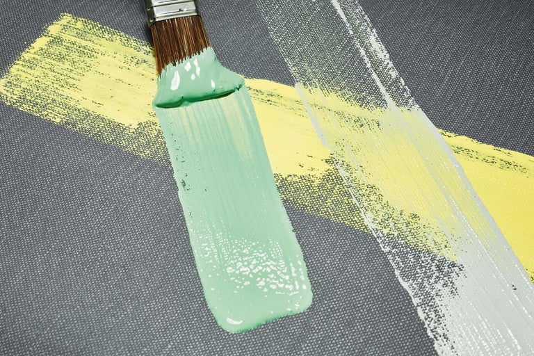 Penseel met verf aangebracht op canvas