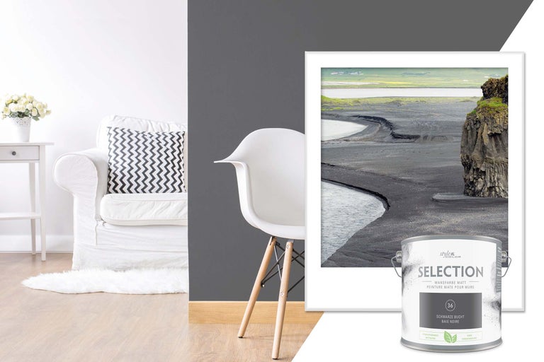 Woonkamer met grijze muur, fauteuil, stoel, ingelijste foto en blik Style Color Selection muurverf zwart