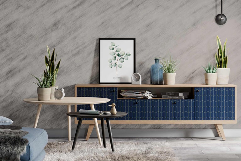 Woonkamer met dressoir, tafels en kamerplanten