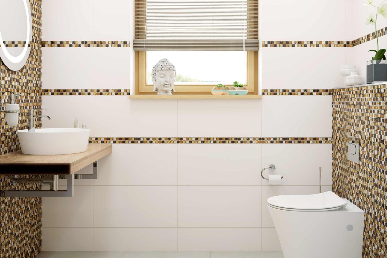 Badkamer met wastafel, toilet en mozaïektegels