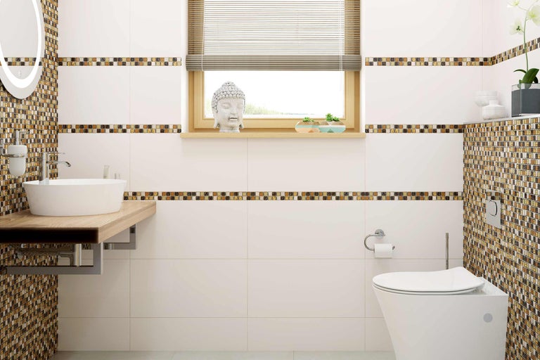 Badkamer met wastafel, toilet en mozaïektegels