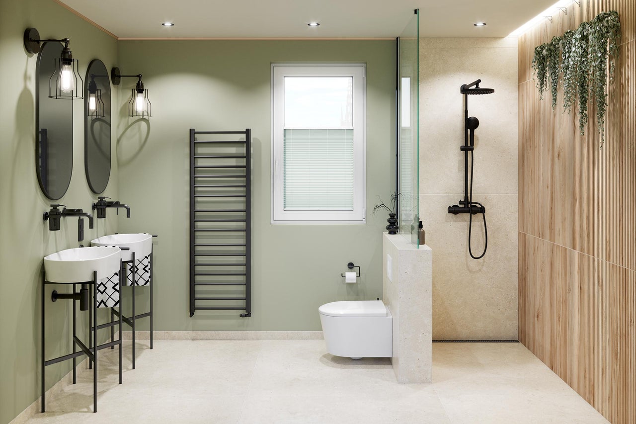 Moderne badkamer met twee wastafels, ovale spiegels, zwarte handdoekradiator, hangtoilet en douche met wandpanelen in houtlook.