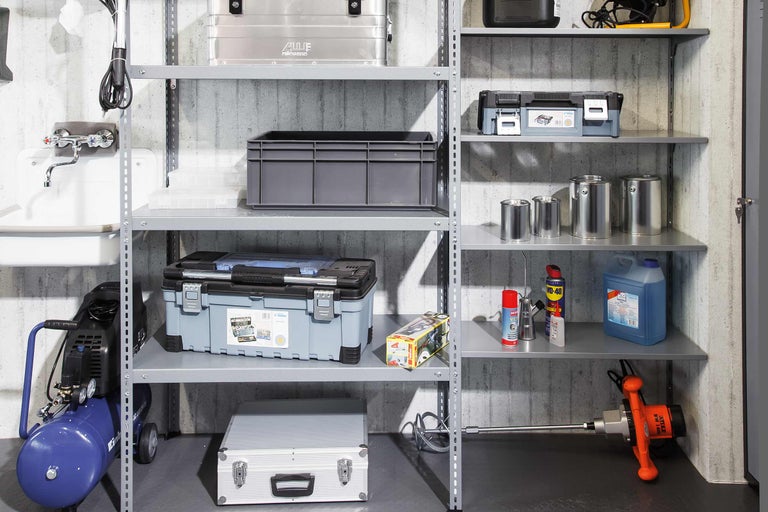 Werkplaatsrek met gereedschapskisten, verf, containers en gereedschap