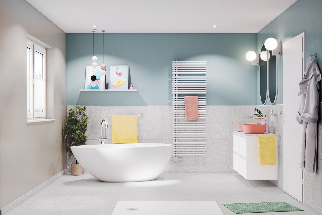 Lichte badkamer met bad, wastafel, handdoekradiator en decoratie