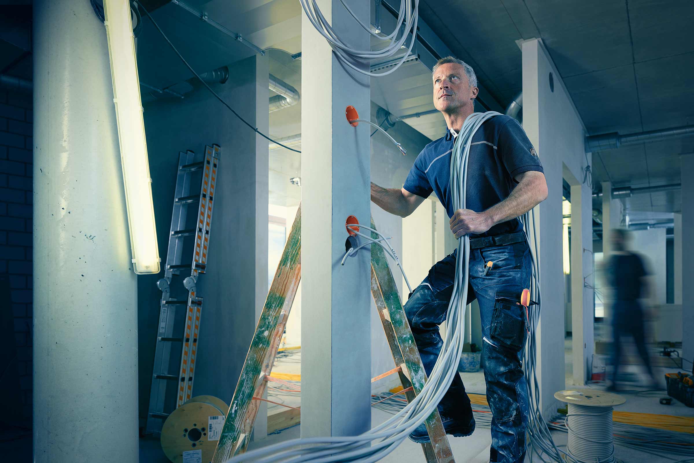 Elektricien bezig met kabelinstallatie in een casco