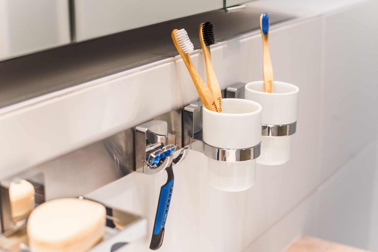 Badkamerinrichting met tandenborstels, scheermes, zeep en houders