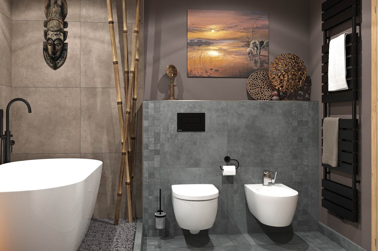 Moderne badkamer met Afrikaans decor, vrijstaand bad, wandcloset, bidet en een zwarte handdoekradiator.