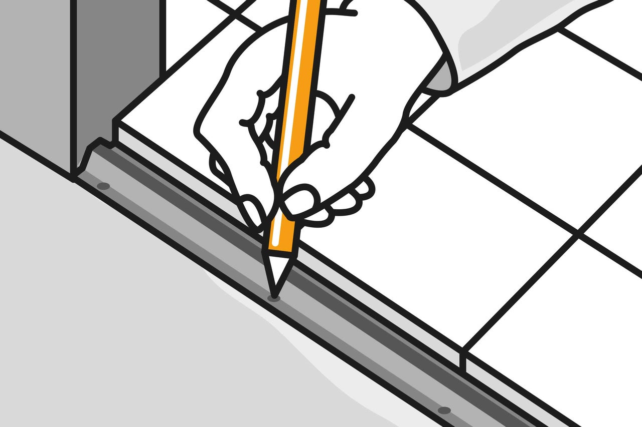 Een hand tekent met een potlood een lijn langs een liniaal op een vel papier.