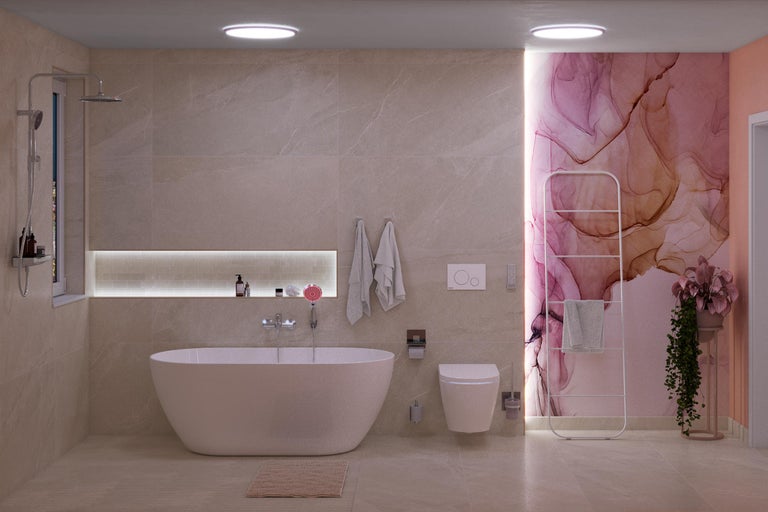 Moderne badkamer met vrijstaand bad, toilet en handdoekradiator