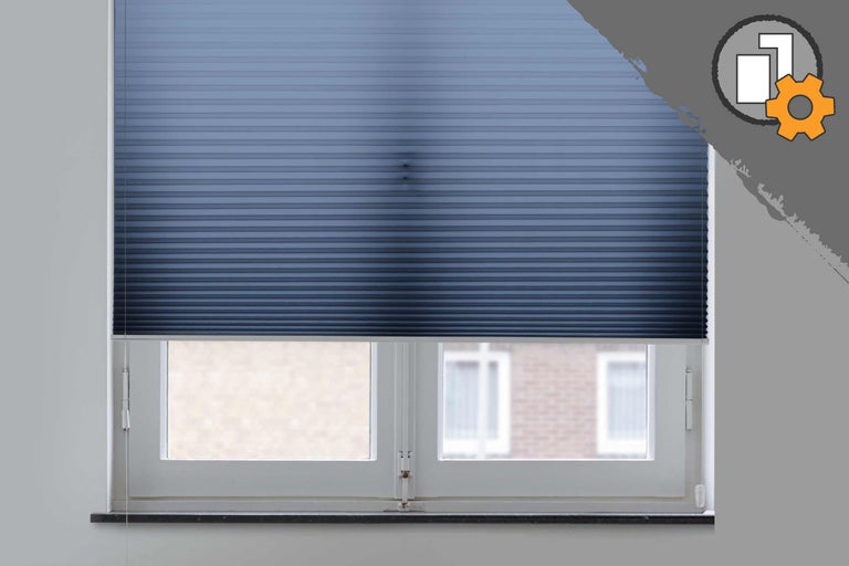 Blauw plisségordijn op het raam voor lichtregeling