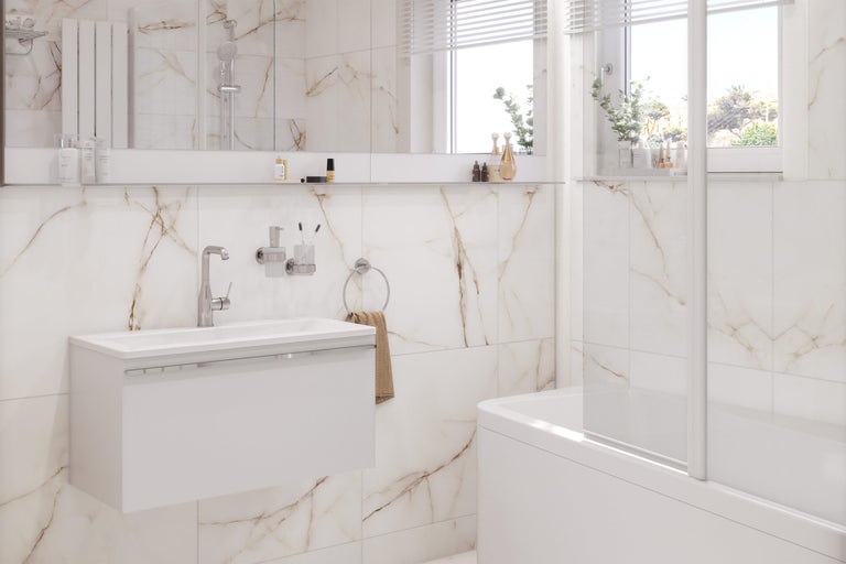 Moderne badkamer met wastafelonderkast, bad en marmeren tegels