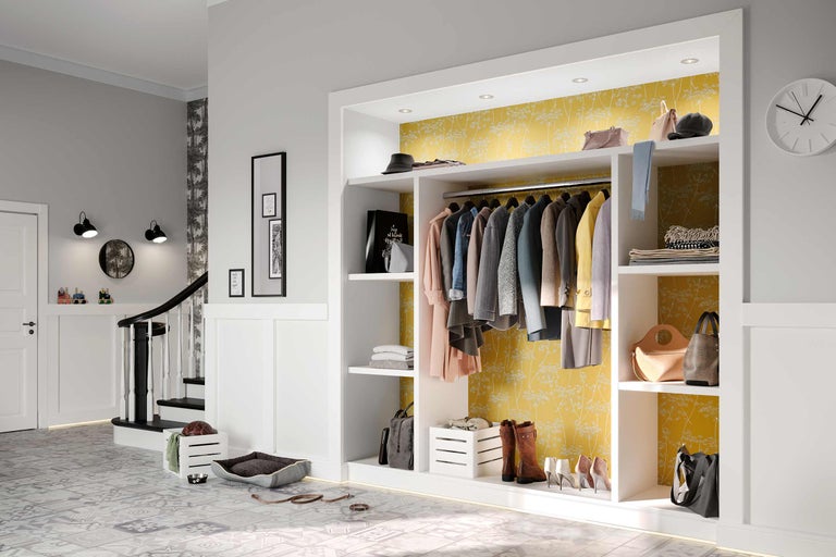 Entree met garderobe, kleding en accessoires in een heldere en georganiseerde stijl